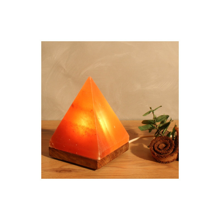 Beleuchteter Salzkristall PYRAMIDE – 17,5 cm mit Holzsockel